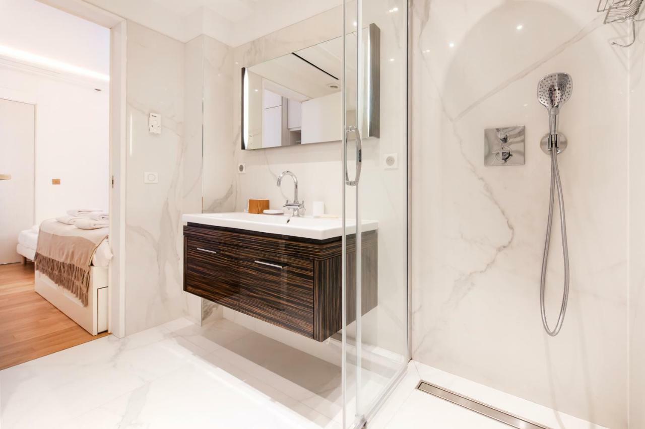 Luxury Montaigne Apartment Paris Exteriör bild